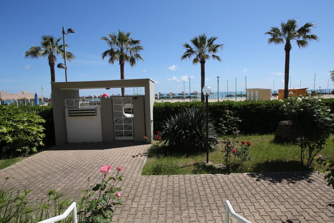 Residence Le Palme Монтесильвано Экстерьер фото